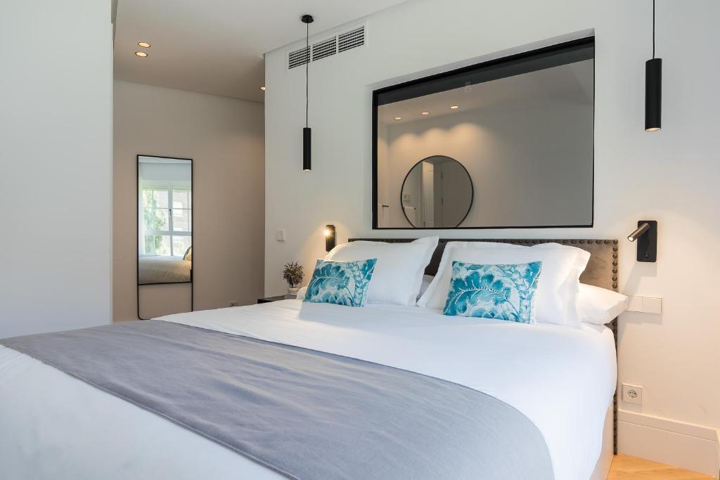 Postel nebo postele na pokoji v ubytování Feelathome Waldorf Suites Apartments