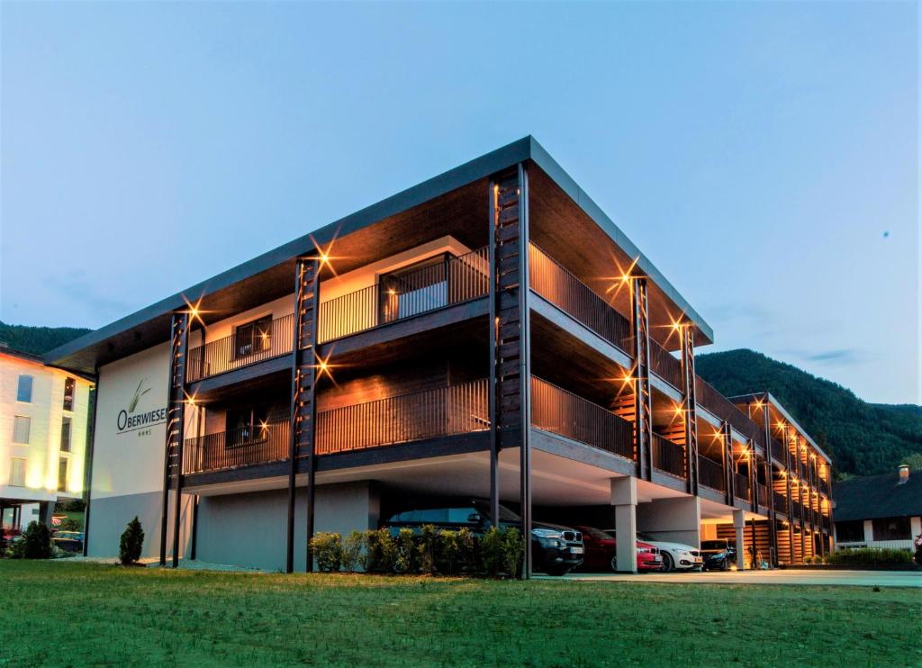 un edificio con auto parcheggiate di fronte di B&B Boutique Apartment Oberwiesen a Brunico