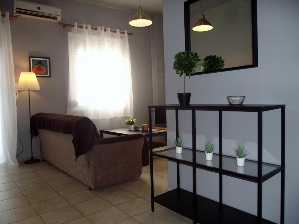 un soggiorno con divano e sedia di City center modern single floor apartment a Heraklion