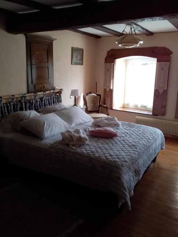 Un dormitorio con una cama grande y una ventana en Bim Cathele, en Burbach