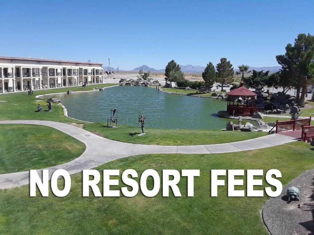 uma placa que diz sem taxas de resort em frente a um edifício em Longstreet Inn & Casino em Amargosa Valley