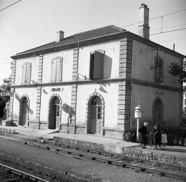 une photo en noir et blanc d'une gare dans l'établissement La Gare De Millas Chambres d'hôtes, à Millas