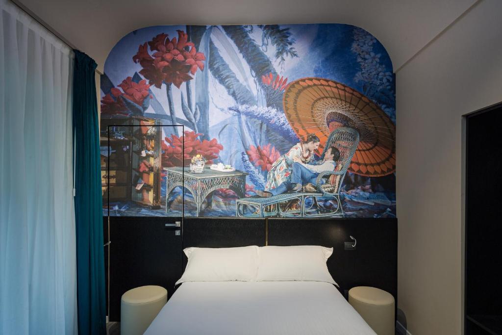 ein Schlafzimmer mit einem großen Gemälde über einem Bett in der Unterkunft Theatrum Rooms and Suite in Verona