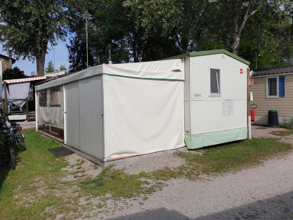 Budova, kde se kemp nachází