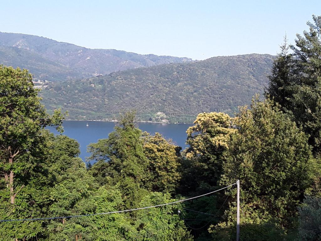 a view of a lake with mountains in the background at G&G2 Appartamento con giardino in Nonio