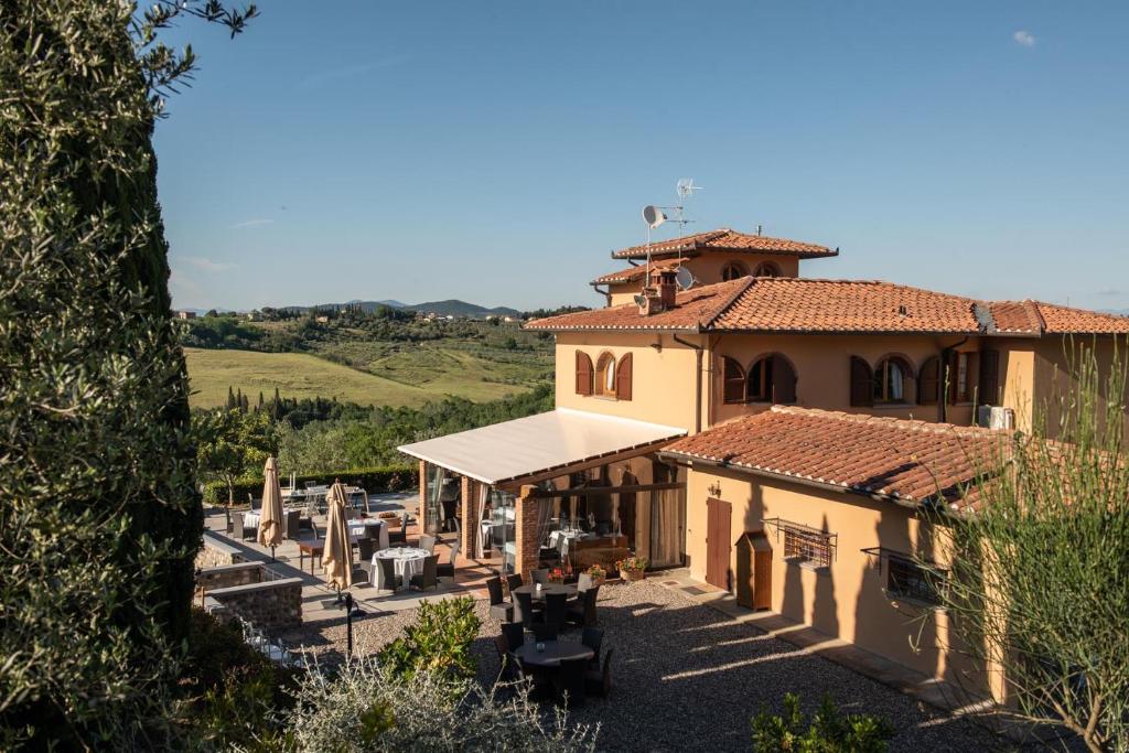une image d'un bâtiment avec toit dans l'établissement Agriturismo Casale Ugolini, à Montespertoli
