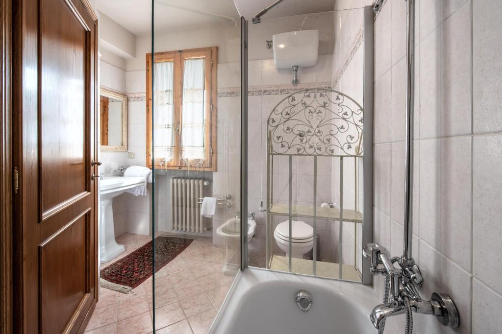 une salle de bain avec une baignoire, des toilettes et une douche dans l'établissement Agriturismo Casale Ugolini, à Montespertoli 48 autres photos