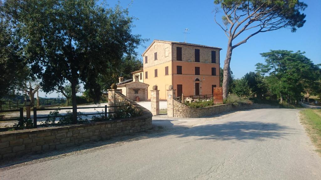 a building on the side of a road at Agriturismo "Le Piagge" in Castelplanio
