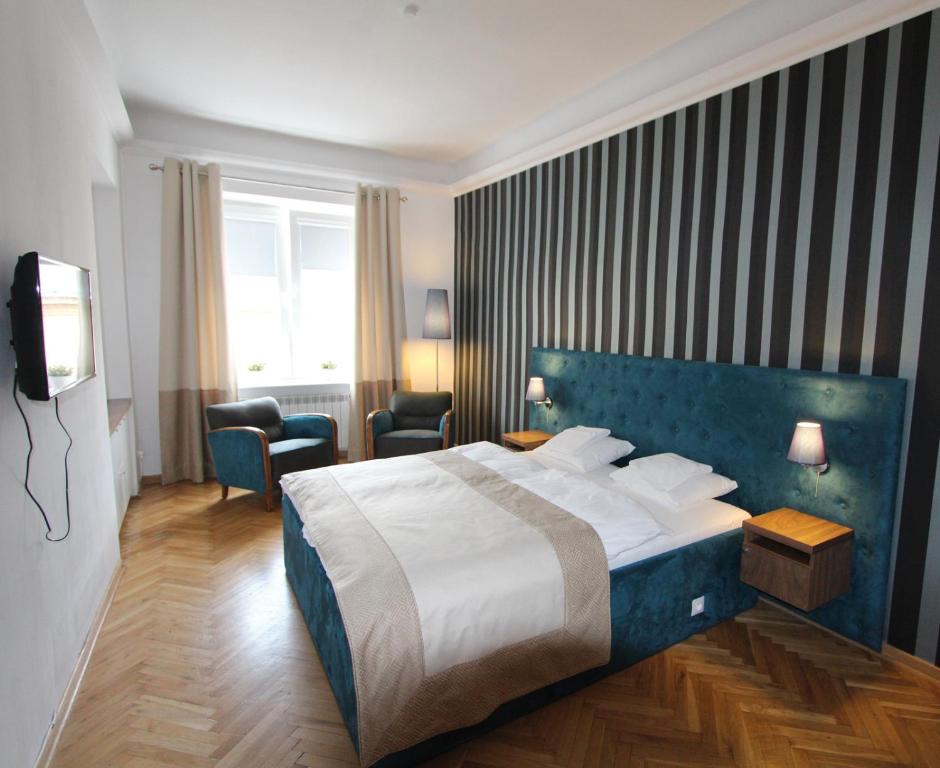 Habitación de hotel con cama y TV en Hostel Chmielna 5 Rooms & Apartments, en Varsovia