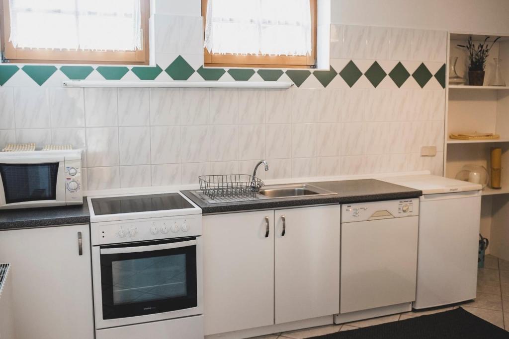 Kuchyň nebo kuchyňský kout v ubytování Hohler Appartement Gamlitz