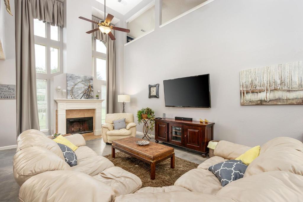 Symphony Home near Fort Worth Stockyard, Globe Life, AT&T by HomeStayPros - Villa