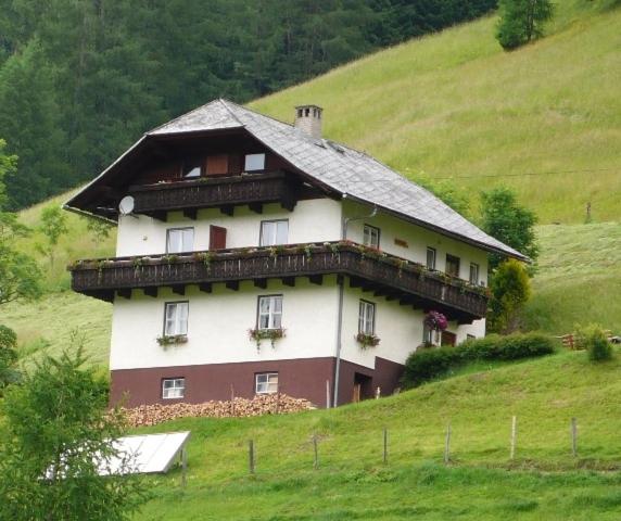 ein großes Haus an der Seite eines Hügels in der Unterkunft Tischnerhof Appartements in Bad Kleinkirchheim
