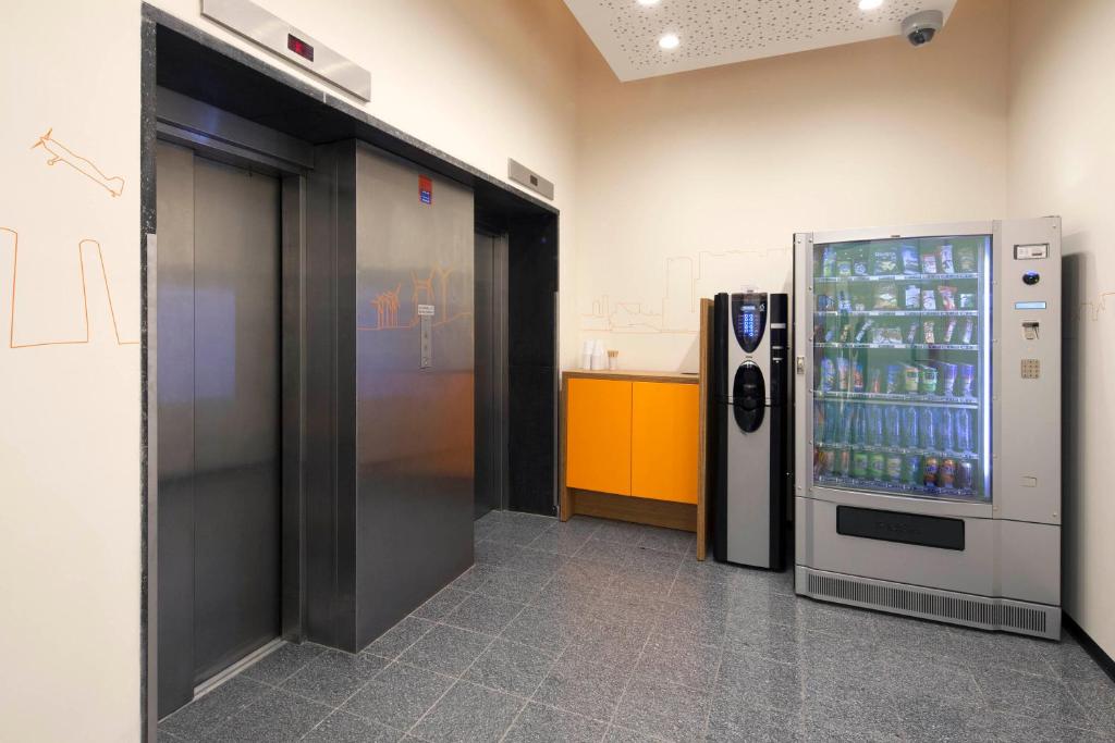 easyHotel Rotterdam City Centre - Resim 6