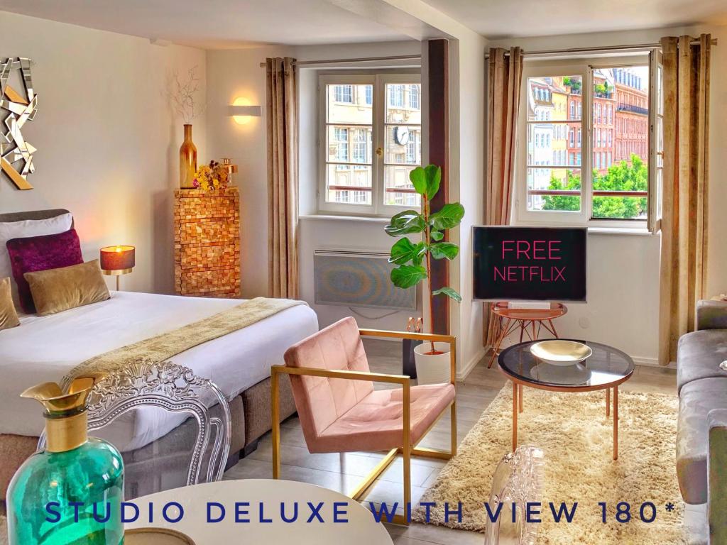 une chambre avec un lit, une table et un canapé dans l'établissement The POINT CITY-Center - Place KLEBER, à Strasbourg