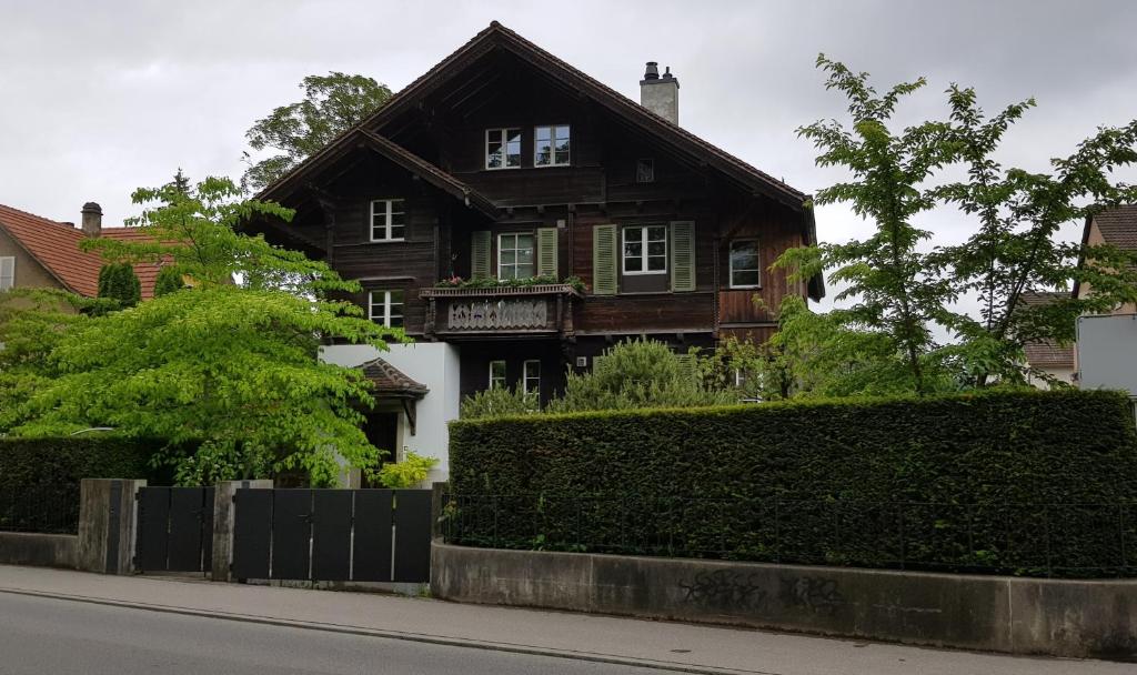 una vieja casa de madera al lado de una calle en Chalet in Bern en Berna