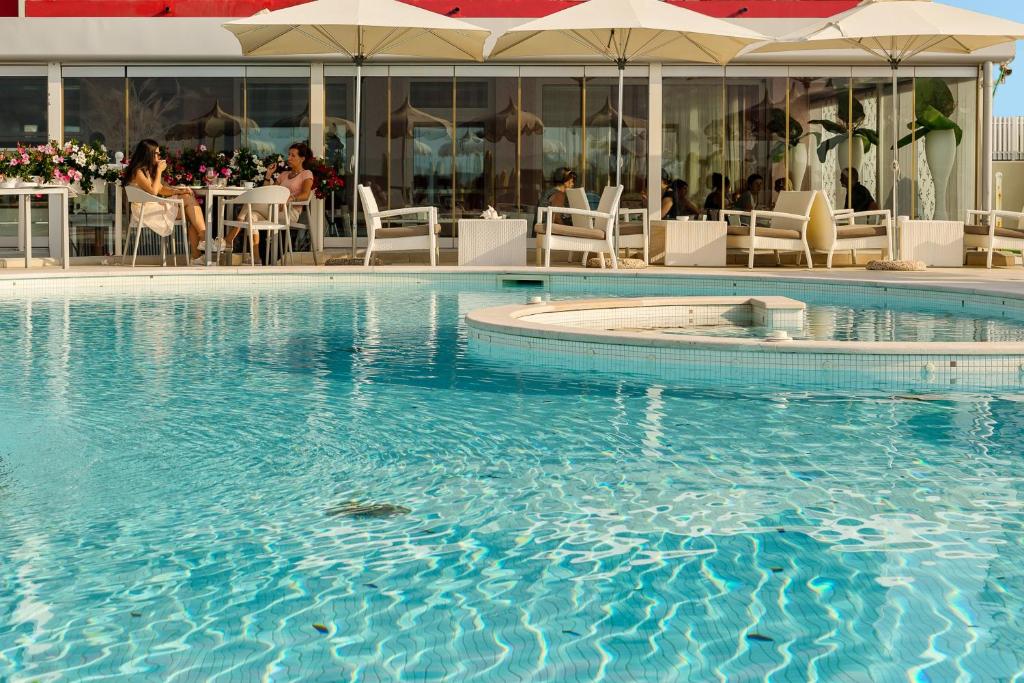 Bazén v ubytování Baia del Mar Beach Boutique Hotel nebo v jeho okolí