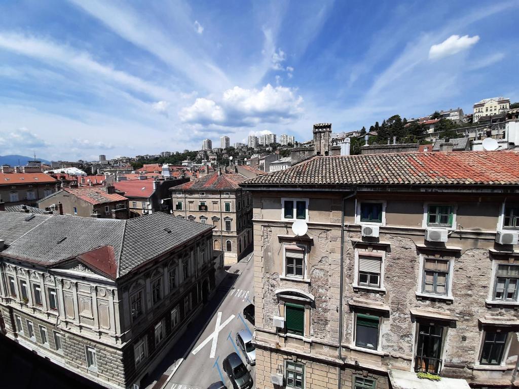 Nespecifikovaný výhled na destinaci Rijeka nebo výhled na město při pohledu z apartmánu