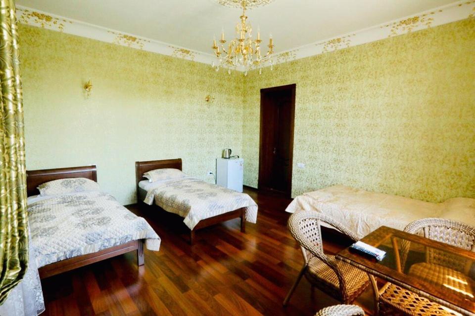 Een bed of bedden in een kamer bij Mavie Guest House