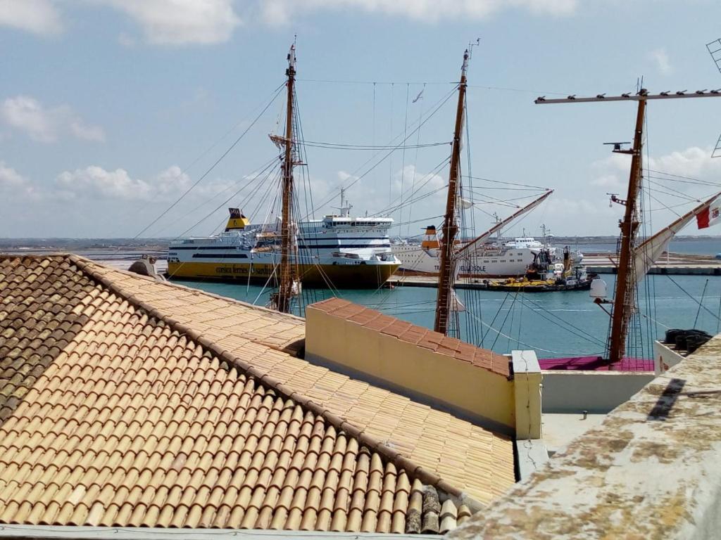 un puerto con barcos y un crucero en el agua en Appartamento L'Ammiraglio en Trapani