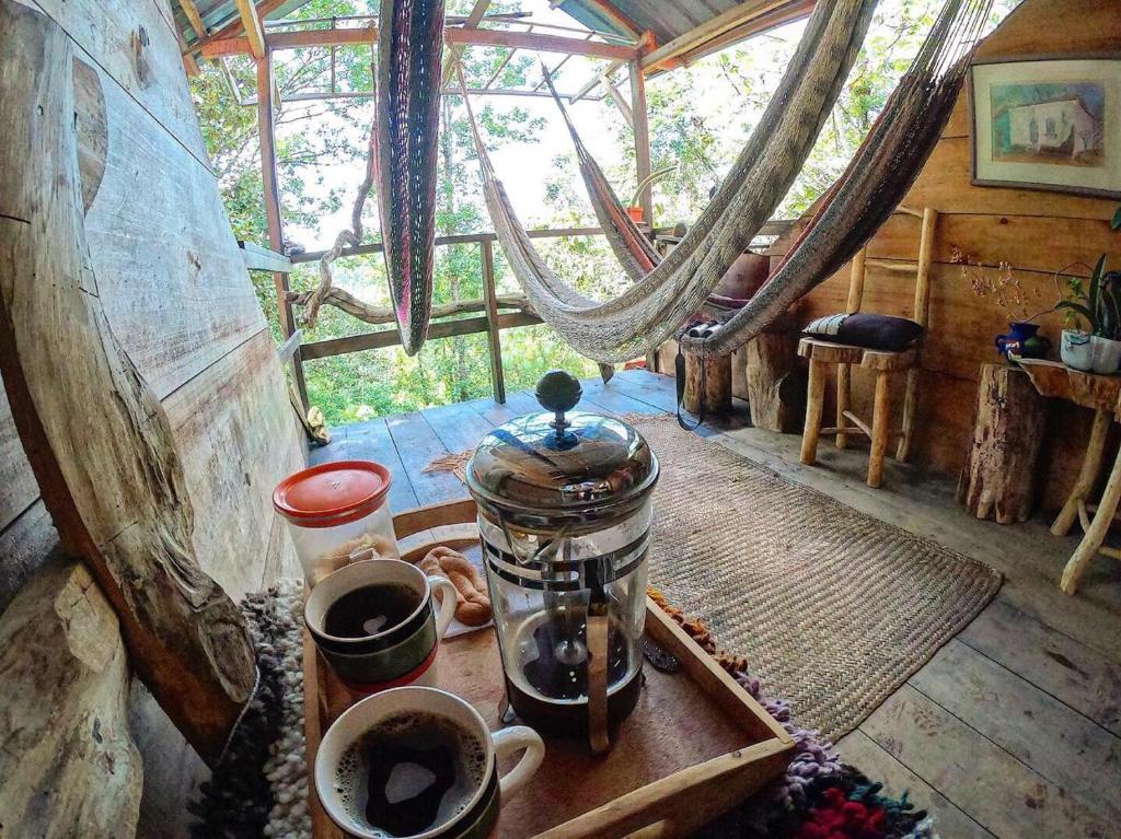 Cette chambre comprend une cafetière et des tasses sur une table. dans l'établissement Paraiso Verde, à Chijoú