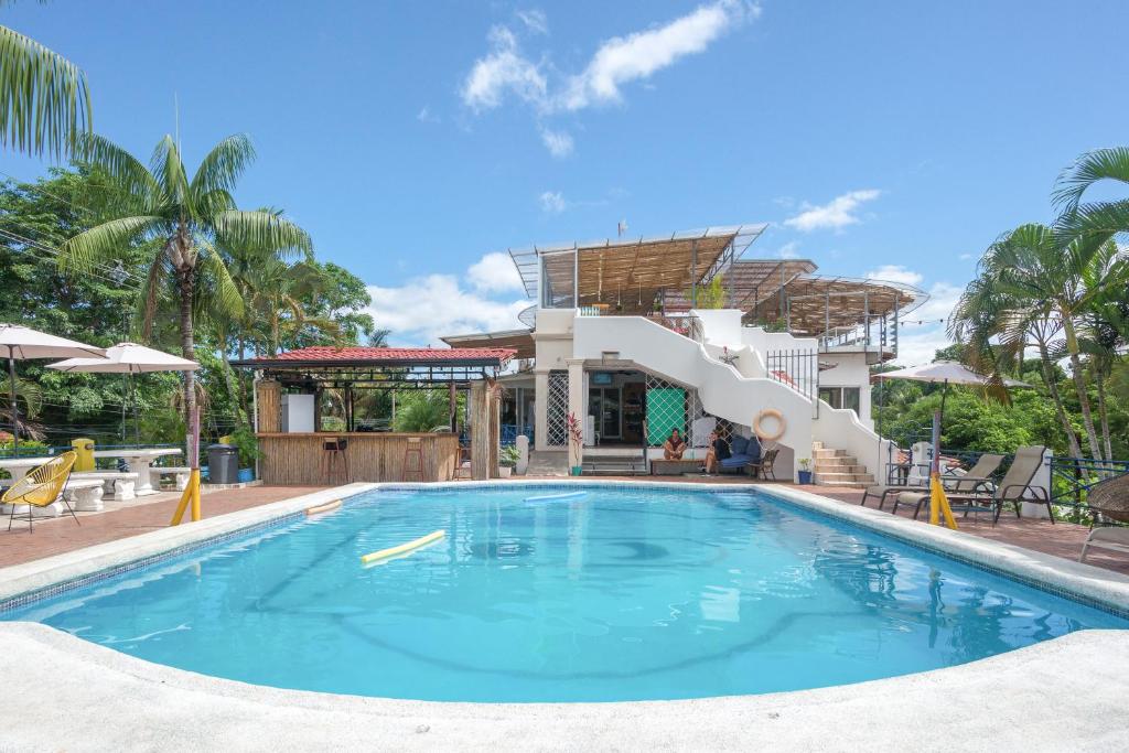 una grande piscina di fronte a un edificio di Selina Manuel Antonio a Manuel Antonio