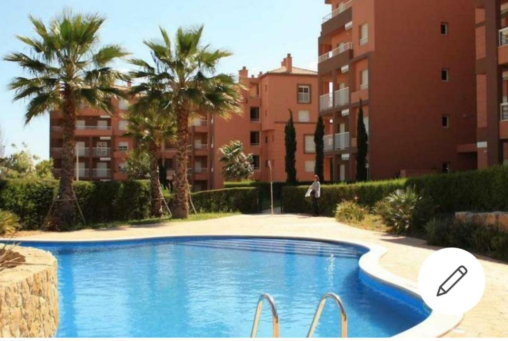 Três Castelos Apartmentの敷地内または近くにあるプール