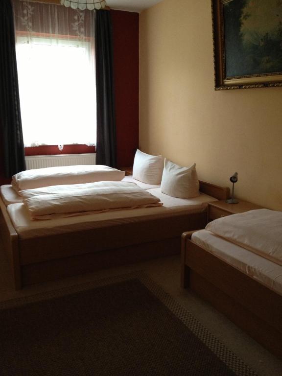 Postel nebo postele na pokoji v ubytování Hotel Gasthof Turm