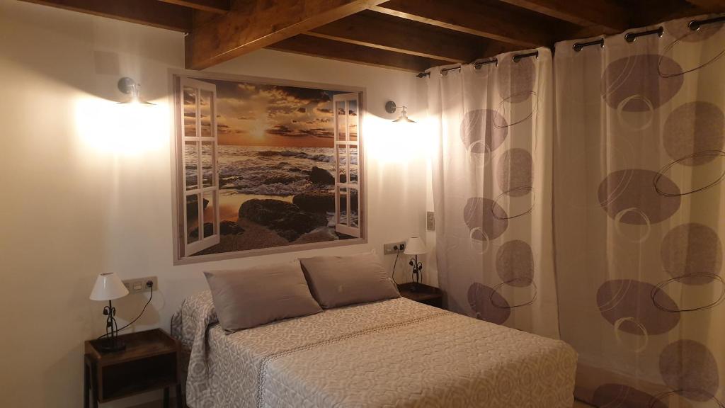 - une chambre avec un lit et une peinture murale dans l'établissement Hotel SAN SEBASTIAN Almuñécar, à Almuñécar