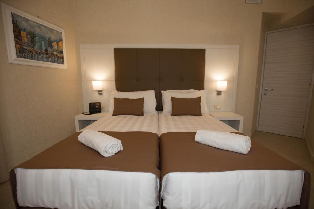 Łóżko lub łóżka w pokoju w obiekcie La Serenissima Hotel