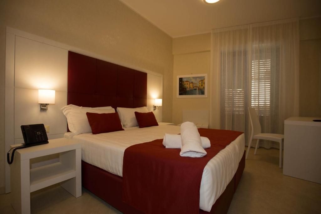 Łóżko lub łóżka w pokoju w obiekcie La Serenissima Hotel