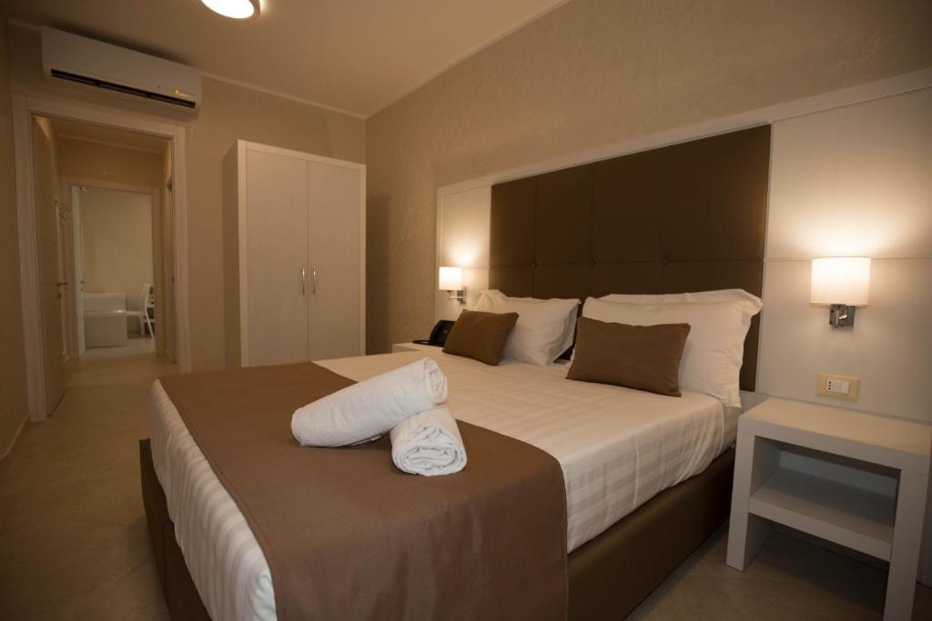 Łóżko lub łóżka w pokoju w obiekcie La Serenissima Hotel