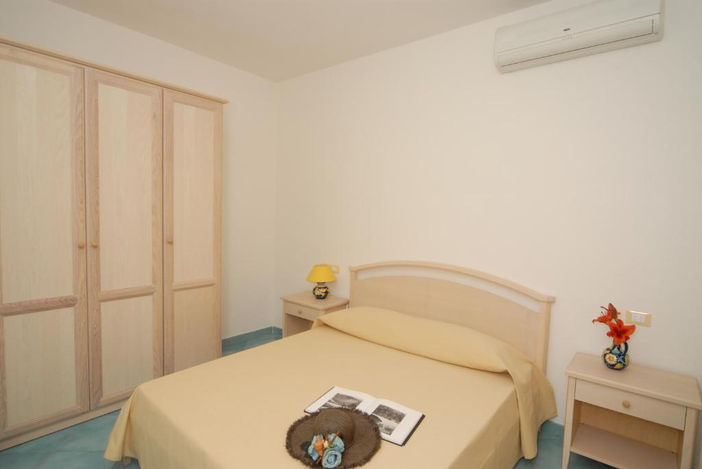 イスキアにあるArcadia Case e Vacanzeのベッドルーム(ベッド、帽子付)
