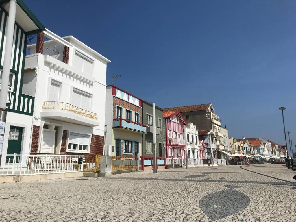 une rue vide dans une ville avec des bâtiments dans l'établissement Captain Pisco's Palheiro - Great Location, à Costa Nova