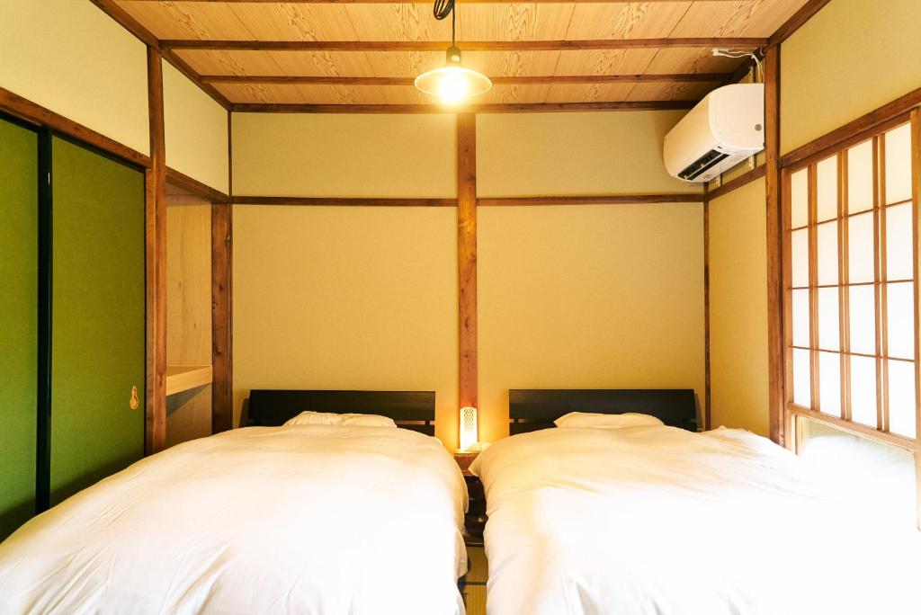 Llit o llits en una habitació de Hyotan TABI-NE