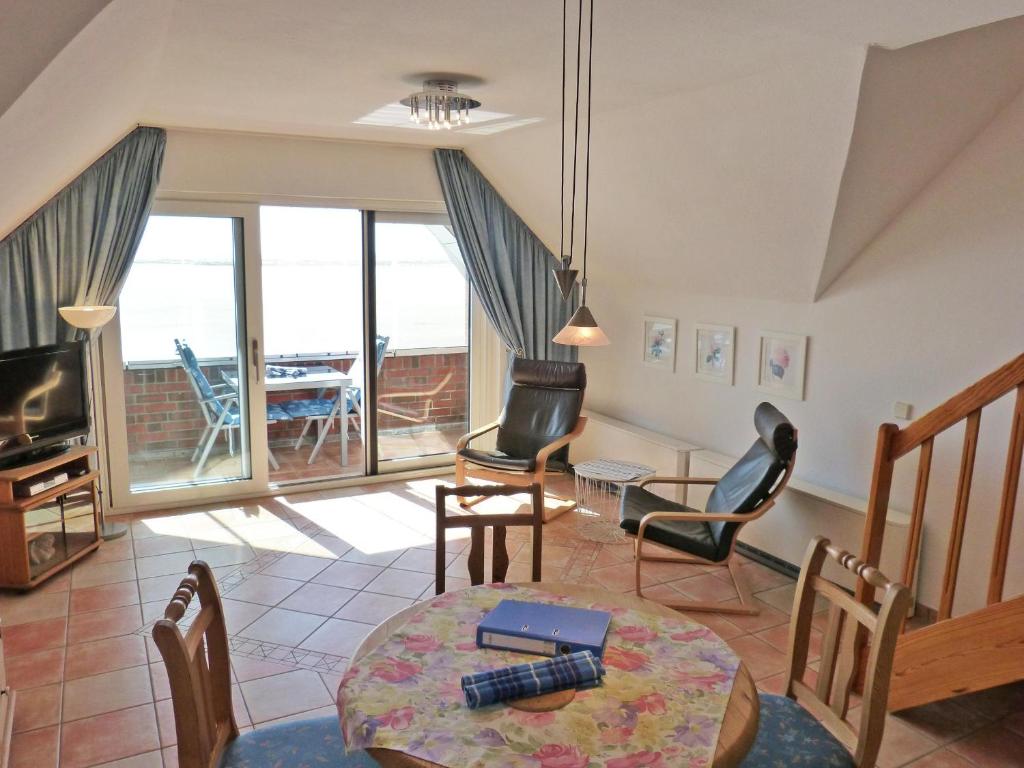 a living room with a table and chairs at Obere Wandelbahn 15 Whg. 8 in Wittdün