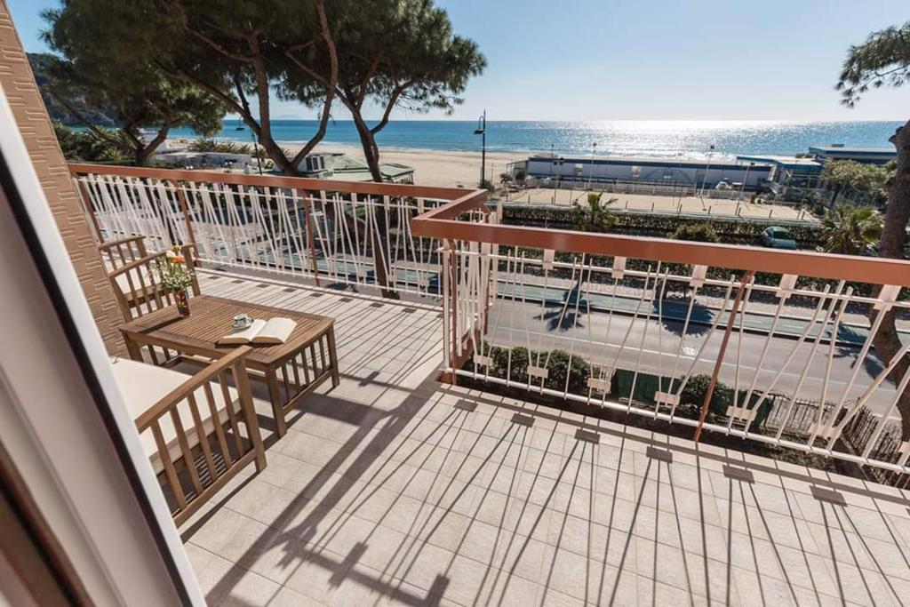 balcone con tavolo, sedie e spiaggia di A casa di Monachella a Gaeta