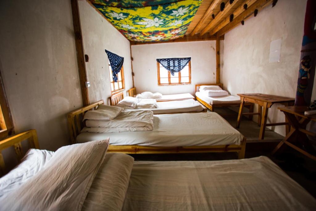 Postel nebo postele na pokoji v ubytování Tiger leaping gorge tea horse gasthaus