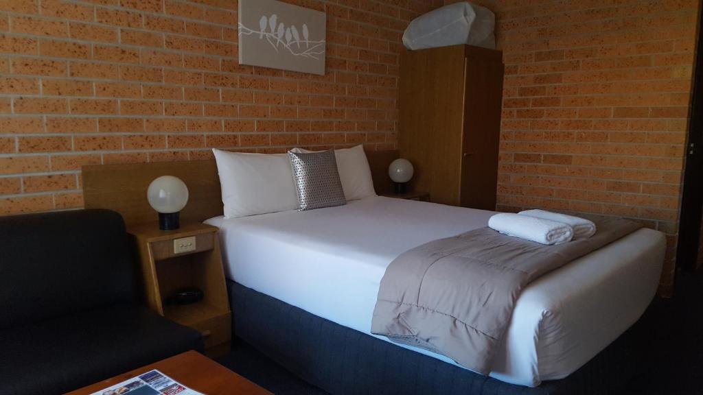 Postel nebo postele na pokoji v ubytování Royal Palms Motor Inn