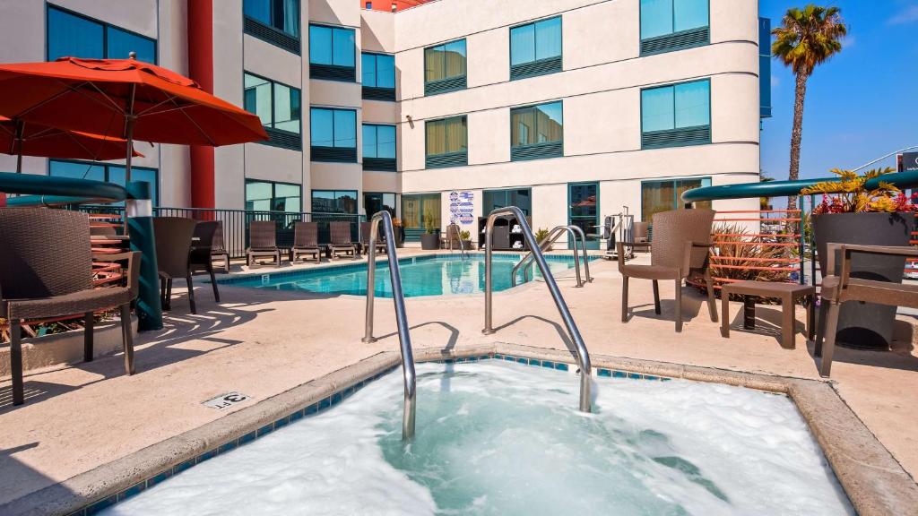 Best Western Plus Suites Hotel - Los Angeles LAX Airport tesisinde veya buraya yakın yüzme havuzu