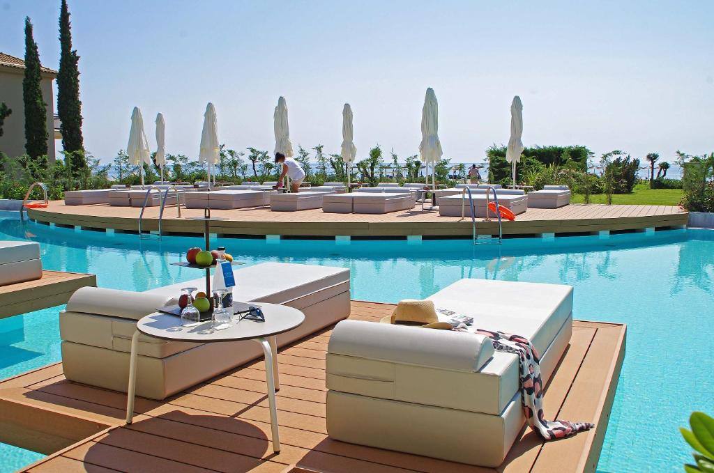 Bazén v ubytování Mediterranean Village Hotel & Spa nebo v jeho okolí