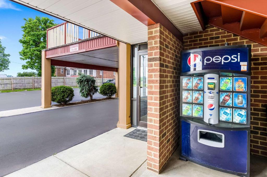a pepsi machine outside of a gas station at Econo Lodge Glade Springs I-81 in Glade Spring