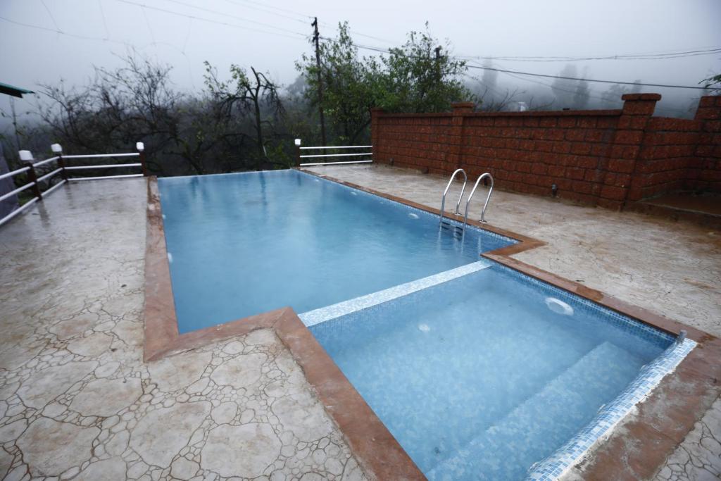 Bazén v ubytování La Serene Resort and Spa nebo v jeho okolí
