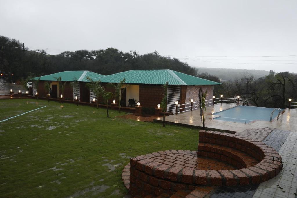 Bazén v ubytování La Serene Resort and Spa nebo v jeho okolí