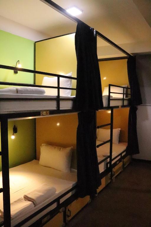 Двуетажно легло или двуетажни легла в стая в Miracle Colombo City Hostel