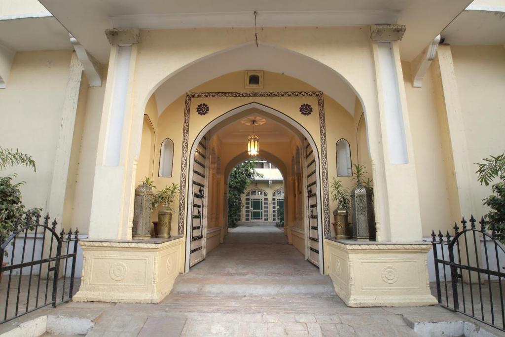 una entrada a un edificio con un arco en Khatu Haveli, en Jaipur
