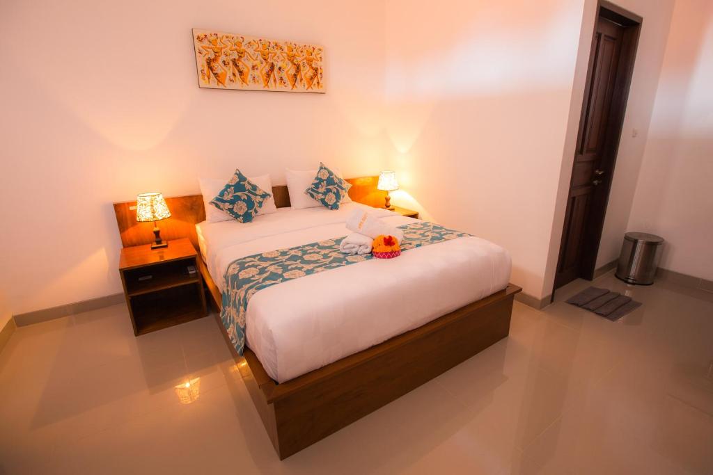 a bedroom with a bed with a bowl on it at Arie Guest House in Nusa Penida