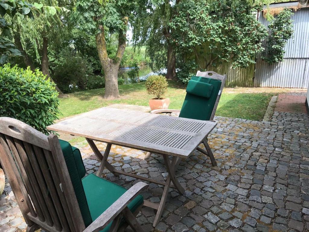 a picnic table and two chairs on a patio at Bootfahrt in Tönning