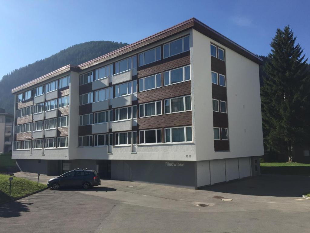 a building with a car parked in front of it at Studio Riedwiese in Davos