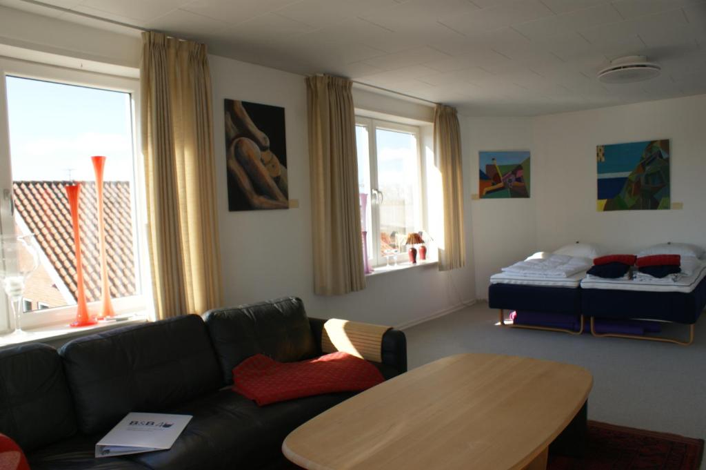 SejerslevにあるStor lys lejlighed på Nordmorsのリビングルーム(ソファ、テーブル、ベッド付)