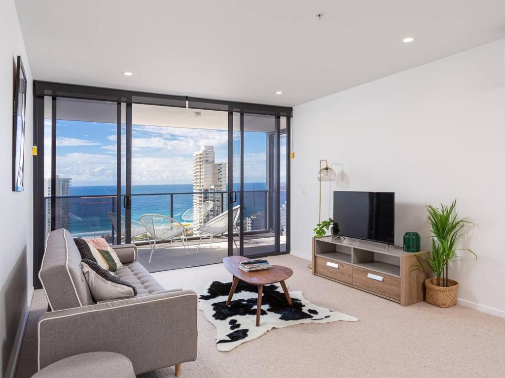 - un salon avec un canapé et une télévision dans l'établissement Serain Residences on Qube, à Gold Coast